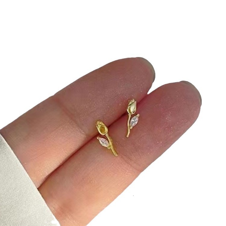 Pure sier needle tulip small women's earrings, fresh niche temperament, trend 2024