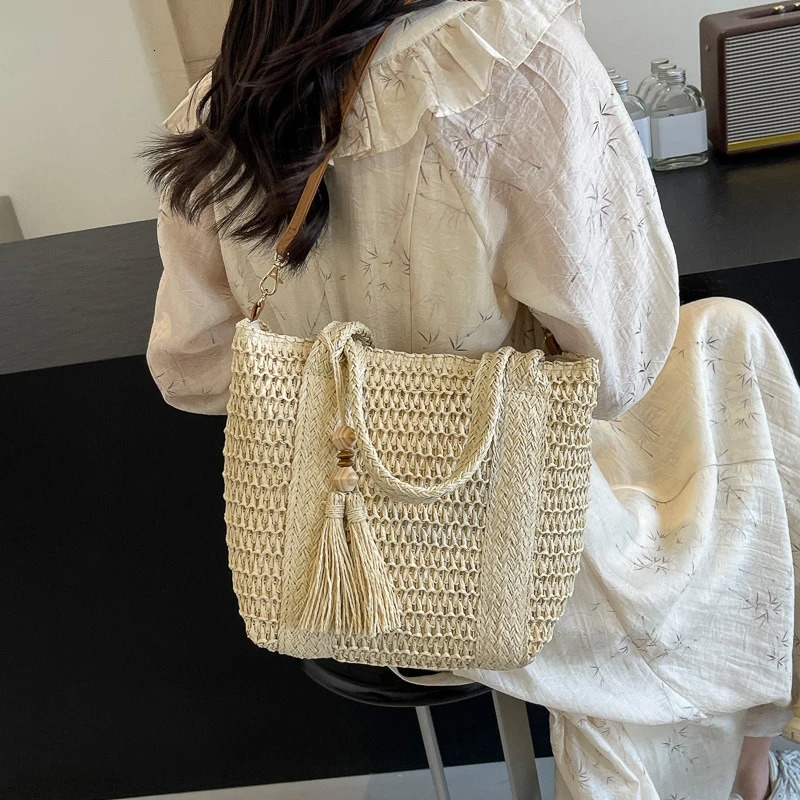 Grass beach bag summer womens handbag with tassel shoulder cross body bag suitable for womens wallets and handbags 241008