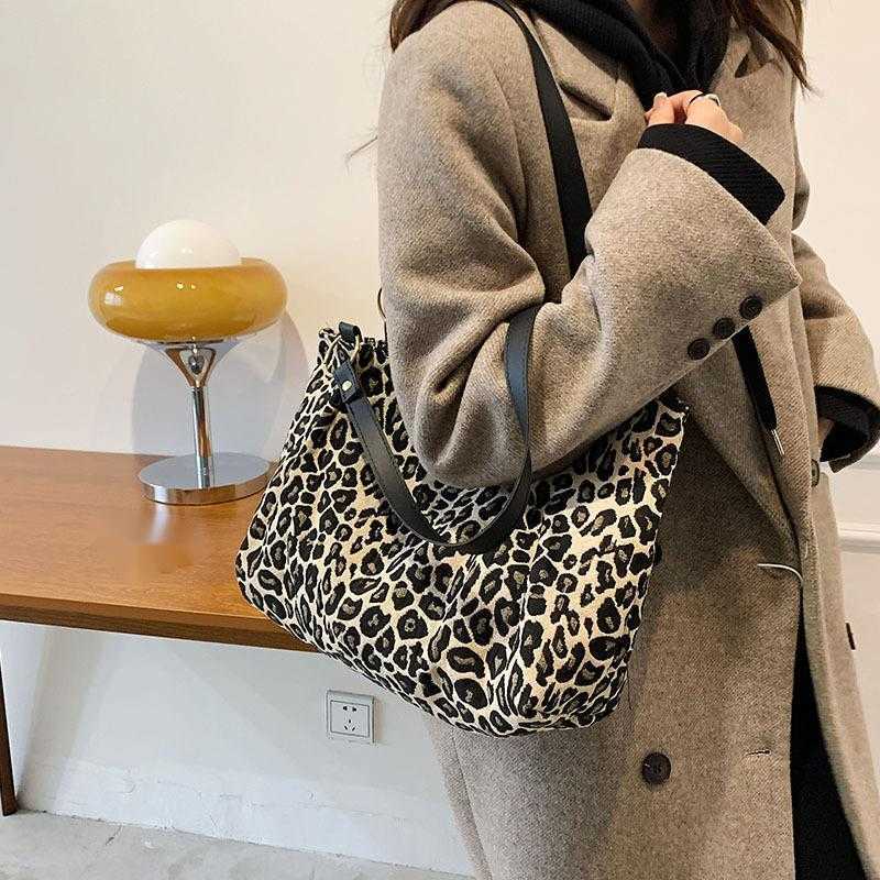 CMM Large Capacity Bag Womens Casual Bag Bucket Bag Trendy Korean Version Stylish Single Shoulder Armpit Bag Tote Bag Trendy
