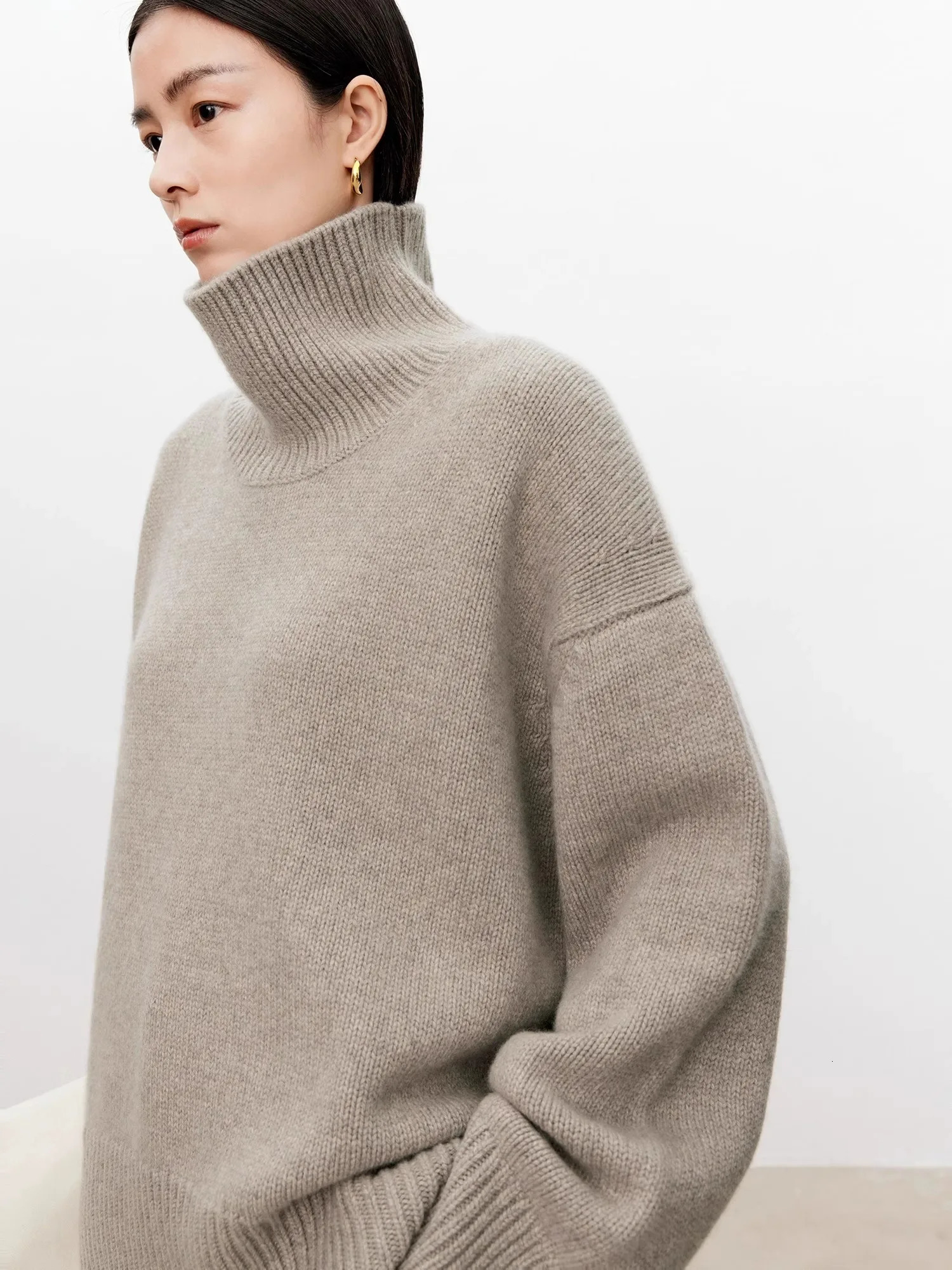 Thick turtle neck 100% pure cashmere sweater for women loose and lazy knit silhouette European product 241007