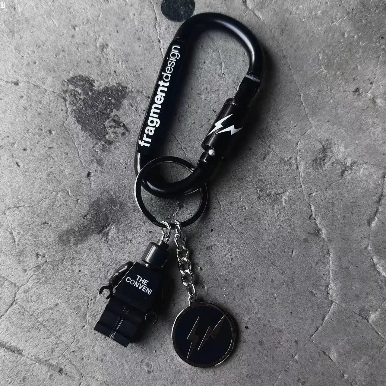 Cleanfit Minimalist Style Black and White Creative Metal Pendant Keychain Pendant Accessories Bag Pendant Key Holder Wall 241008