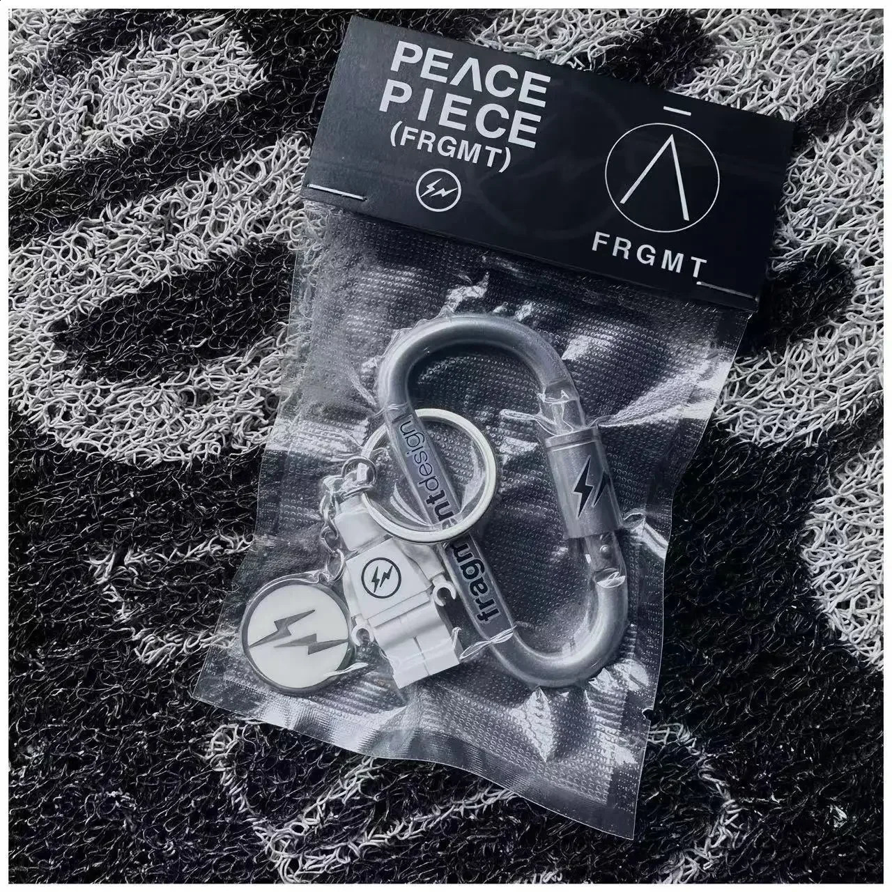 Cleanfit Minimalist Style Black and White Creative Metal Pendant Keychain Pendant Accessories Bag Pendant Key Holder Wall 241008