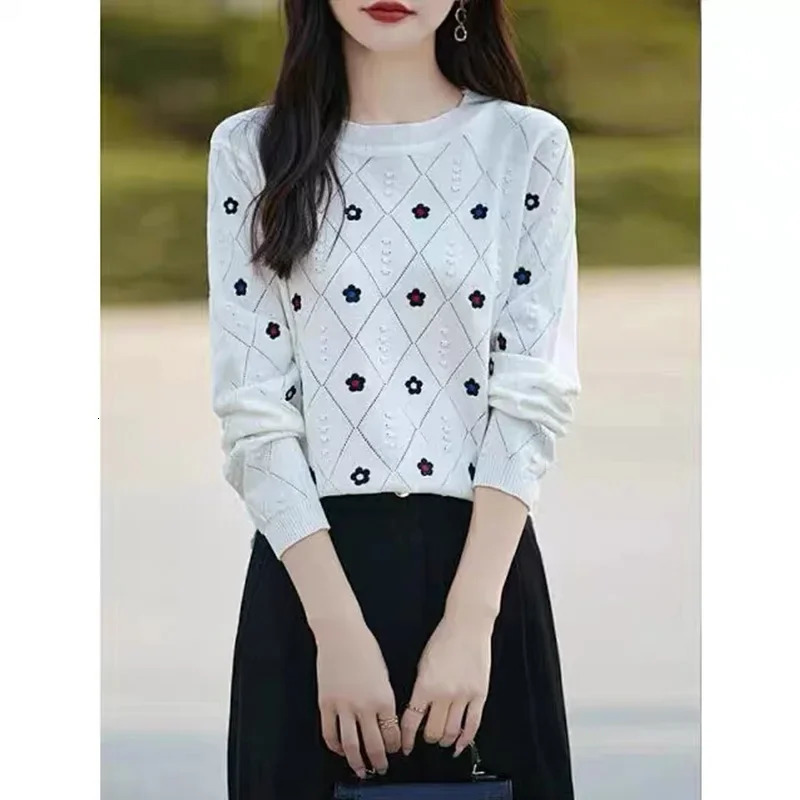 Womens commuting elegant and warm knitted top autumn winter floral Oneck loose knit soft comfortable white sweater 241007