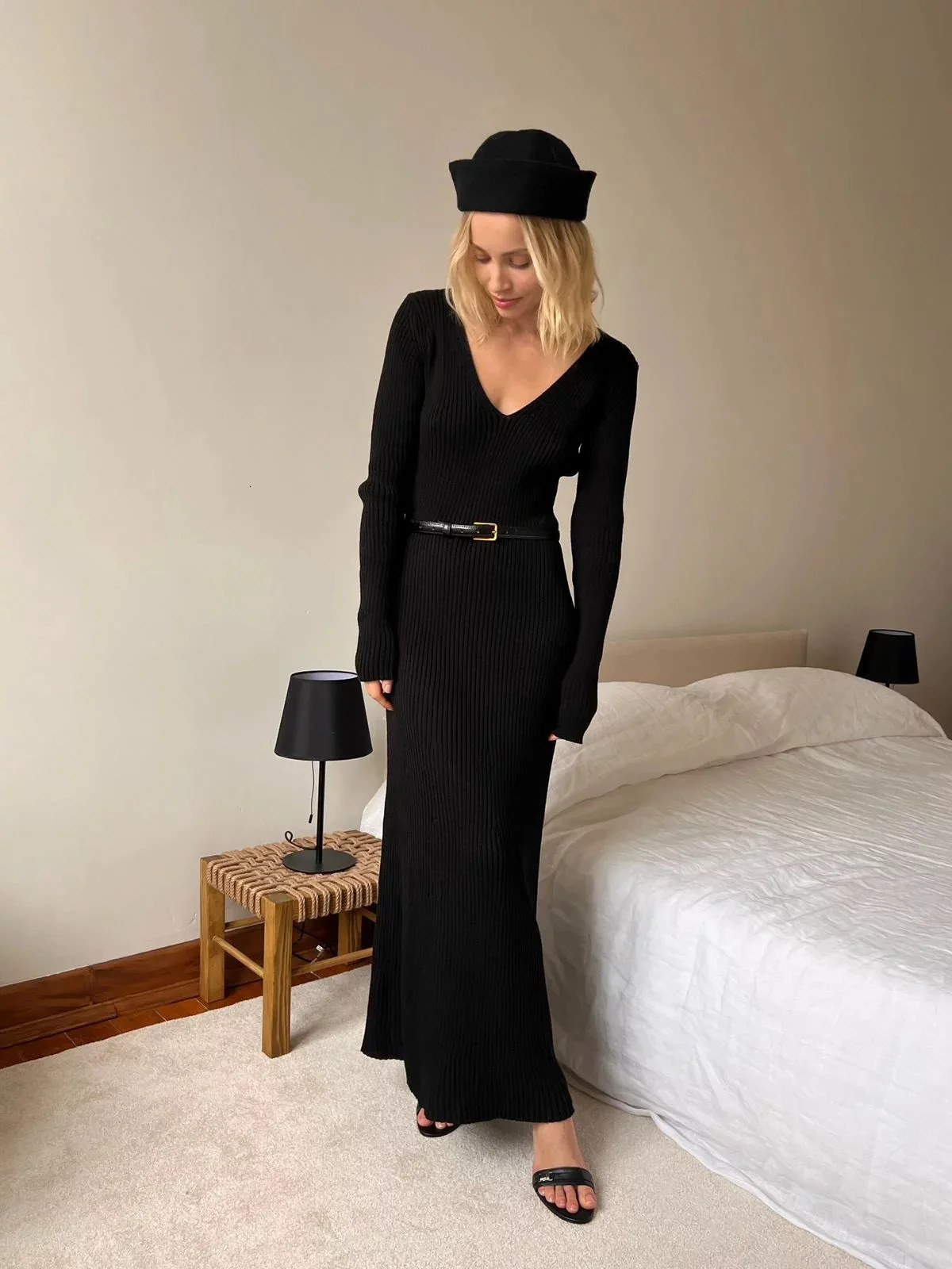 Winter Vneck elegant lace knit dress for women autumn long sleeved body black and white retro office womens robe 241007