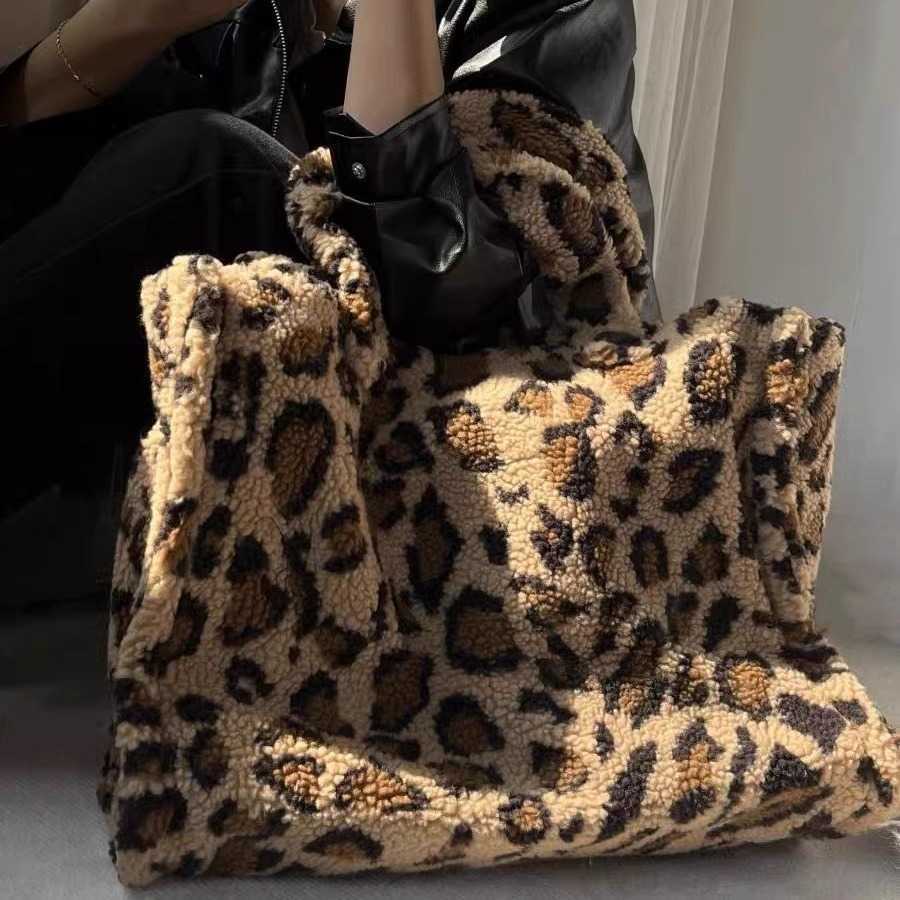 CMM 518523 Autumn Winter New Large Capacity Leopard Pattern Handbag College Student Plush Commuter Bag Lamb Wool Tote Bag Hundred