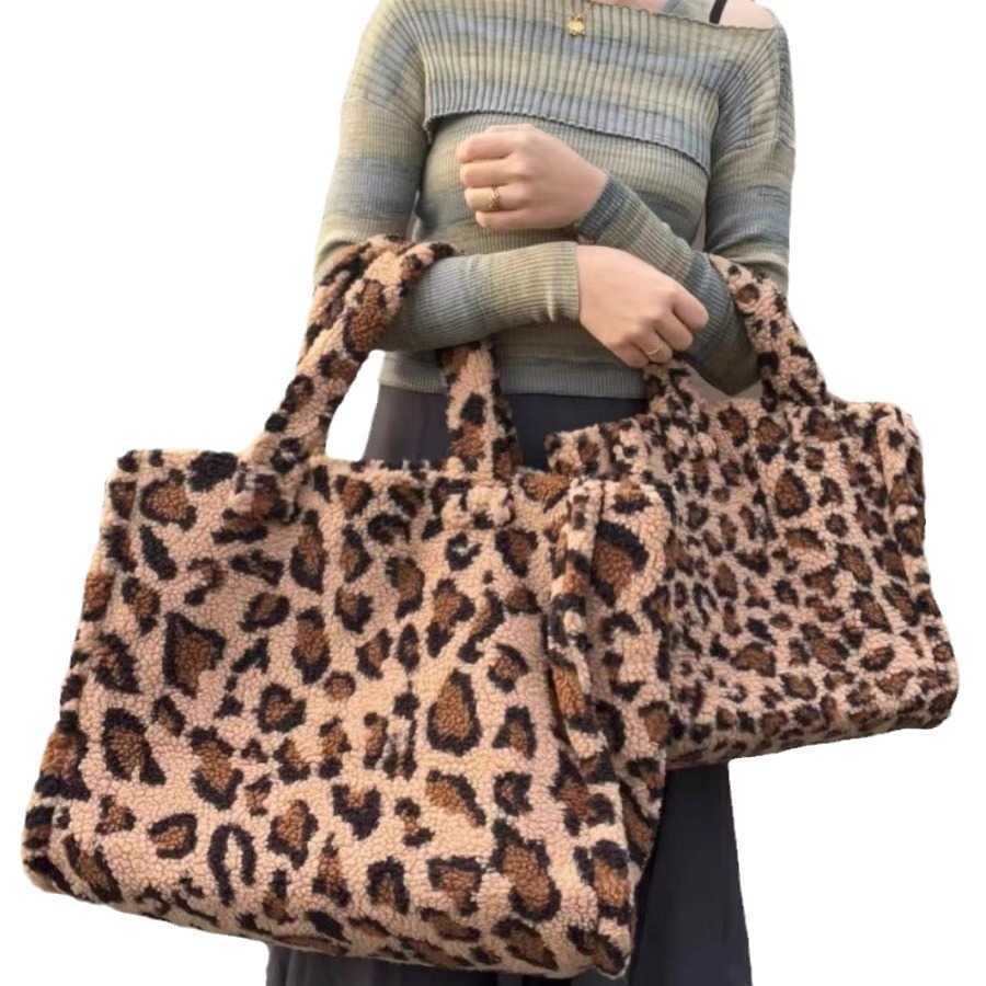 CMM 518523 Autumn Winter New Large Capacity Leopard Pattern Handbag College Student Plush Commuter Bag Lamb Wool Tote Bag Hundred