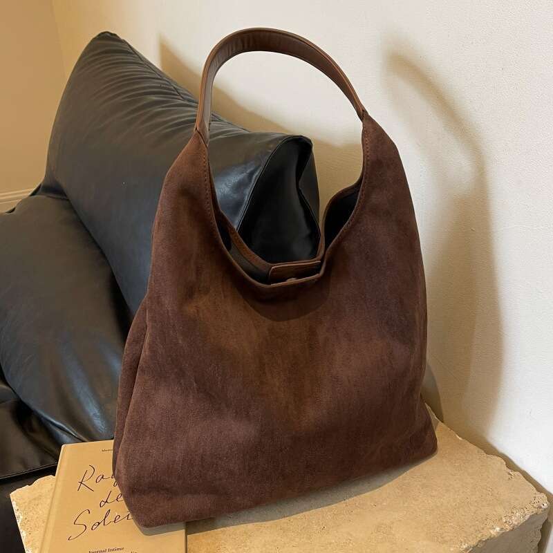 Korean version velvet for women 2024 new autumn and winter versatile shoulder bag, large capacity commuting tote bag trend