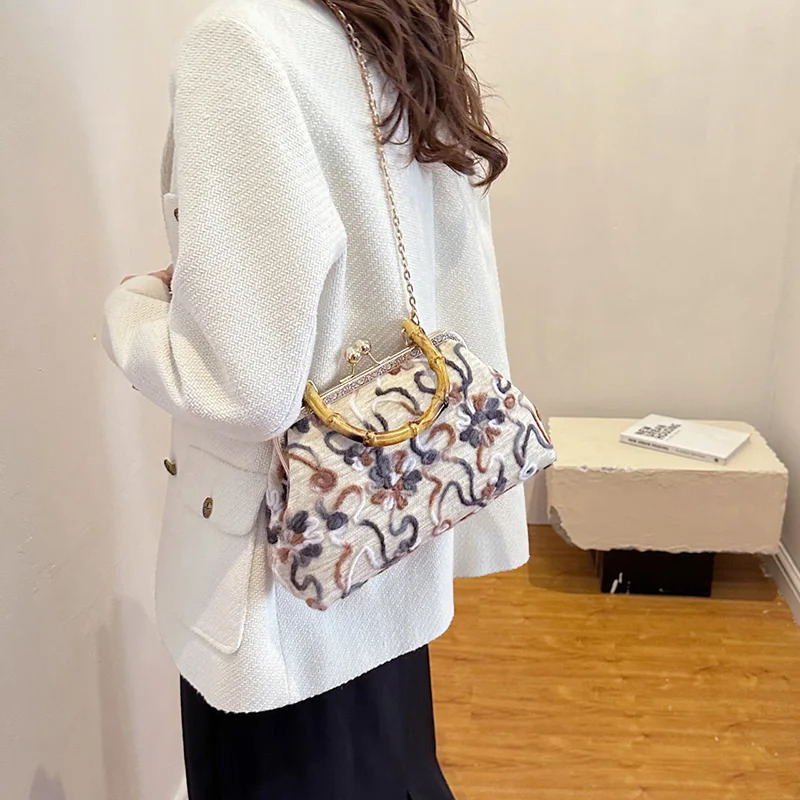 2024 Womens Velvet Shell Clip Chain Shoulder Bag er Ball Cross Body Bag Black Flower Handbag and Wallet 241008