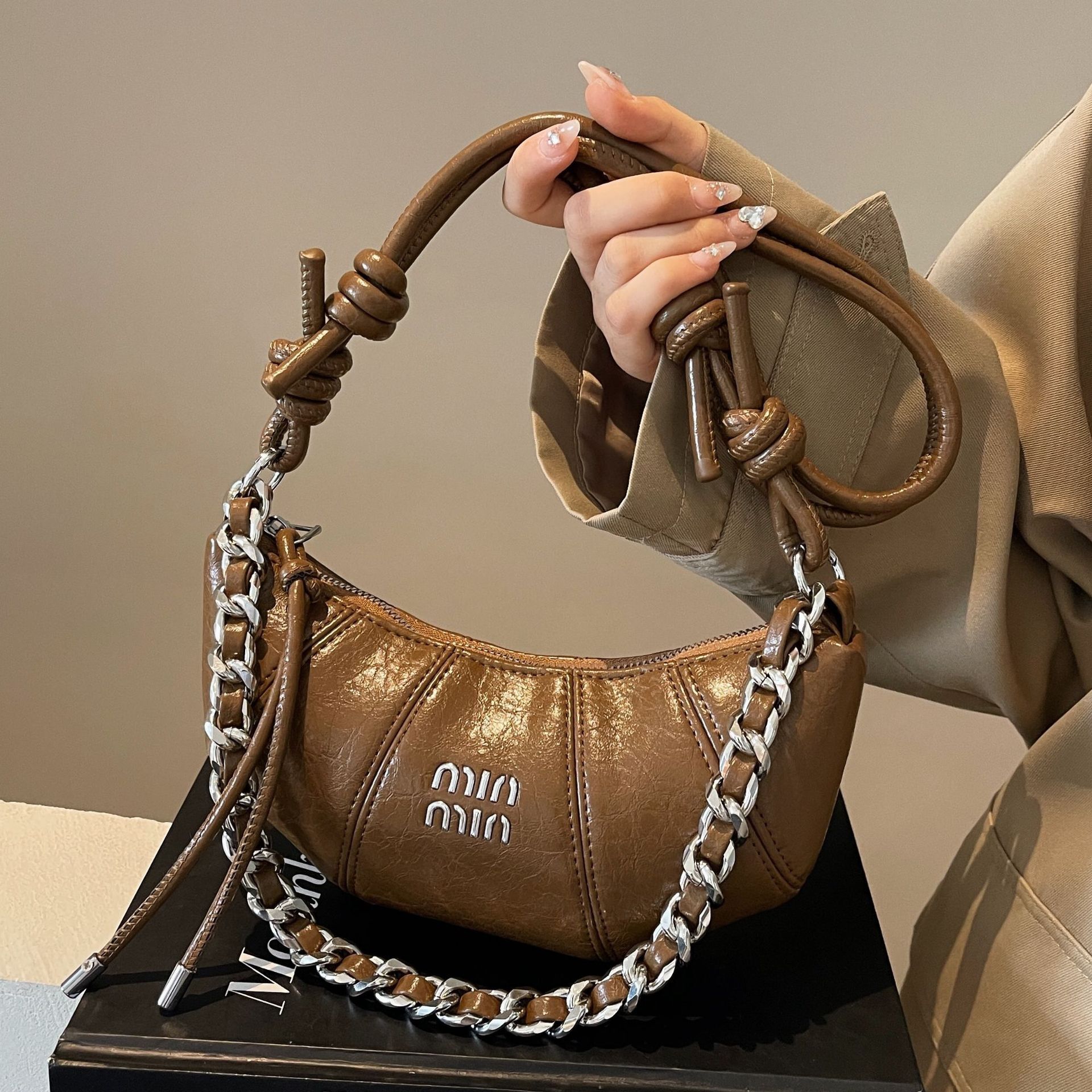designer winter croissant cross body women's 2024 new niche fashion single shoulder handbag