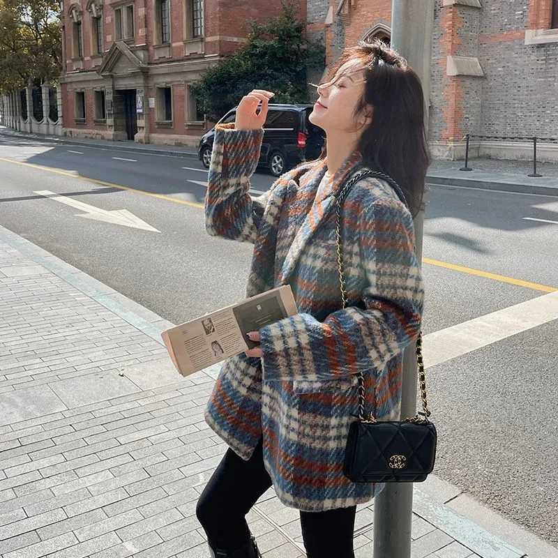 Mid Length Thick Vintage Plaid Woolen Coat Fall Winter New Women Korean Loose Parkas Overcoat V Neck Warm Single Button JaquetaX241009