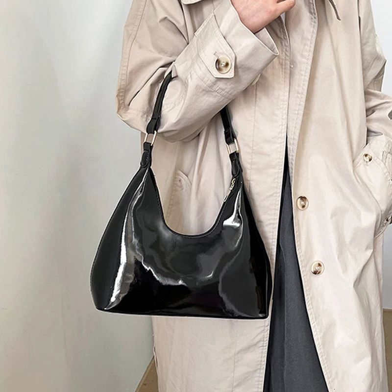 Fashionable lightweight luxurious glossy single shoulder handheld lingerie womens bag 241008