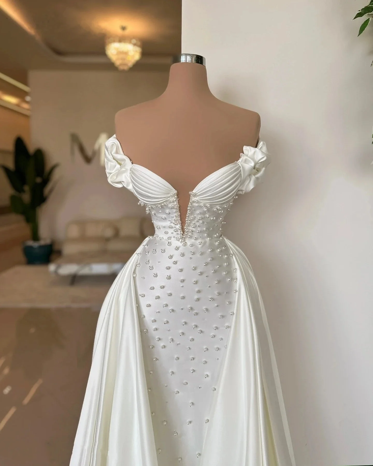 Classic Pearls Wedding Dresses Off Shoulder Bride Gown Short Sleeve Satin Bridal Dress with Detachable Train Custom Made Vestidos De Novia
