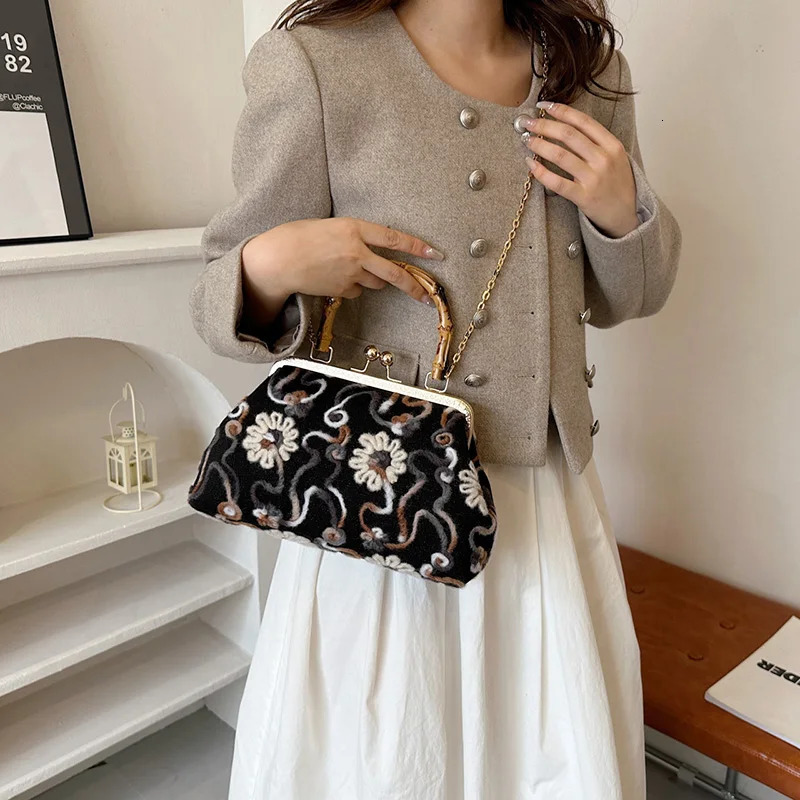 2024 Womens Velvet Shell Clip Chain Shoulder Bag er Ball Cross Body Bag Black Flower Handbag and Wallet 241008
