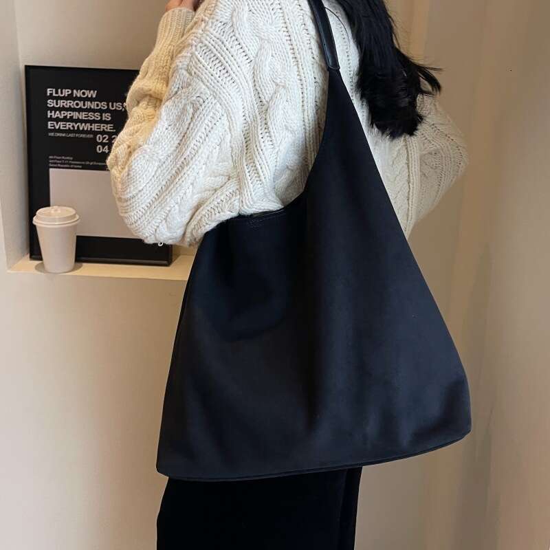 Korean version velvet for women 2024 new autumn and winter versatile shoulder bag, large capacity commuting tote bag trend