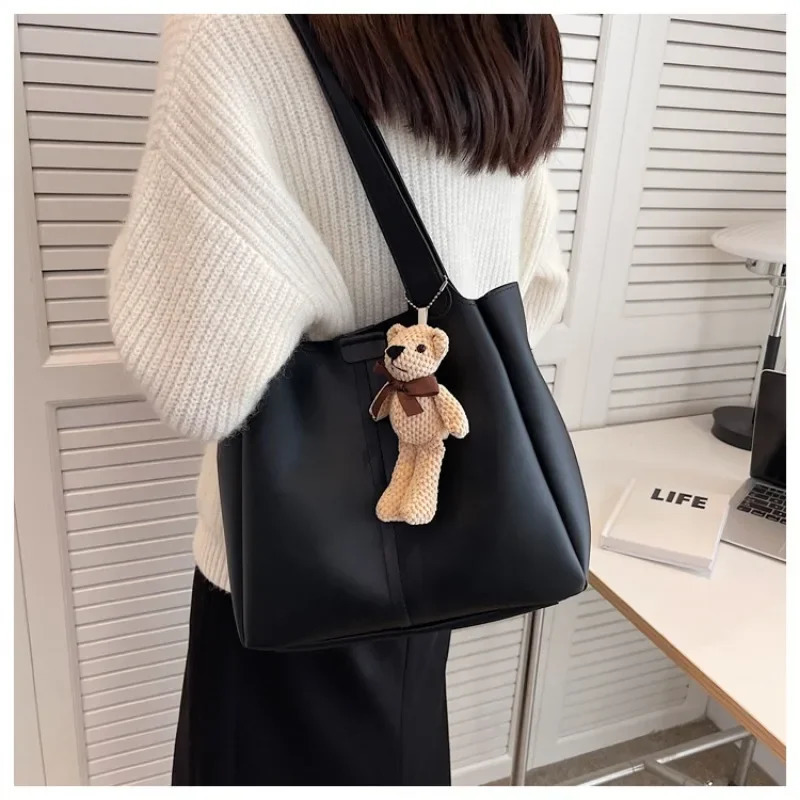 This years early autumn large capacity handbag womens retro shoulder bag high-end fashion bag 241008