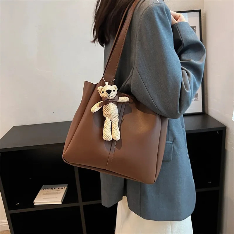 This years early autumn large capacity handbag womens retro shoulder bag high-end fashion bag 241008