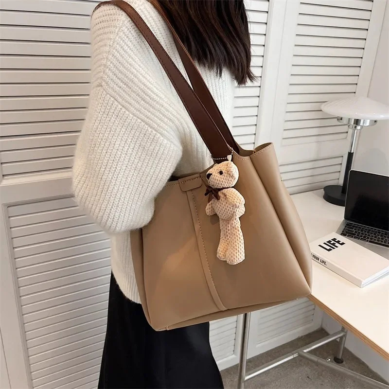 This years early autumn large capacity handbag womens retro shoulder bag high-end fashion bag 241008