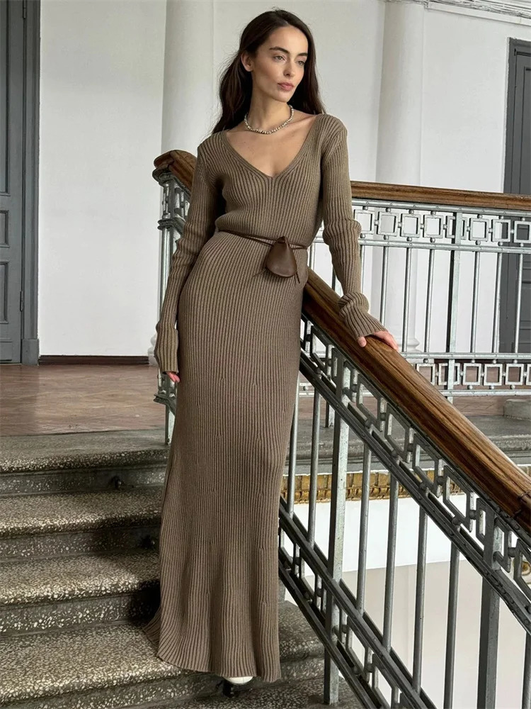 Winter Vneck elegant lace knit dress for women autumn long sleeved body black and white retro office womens robe 241007