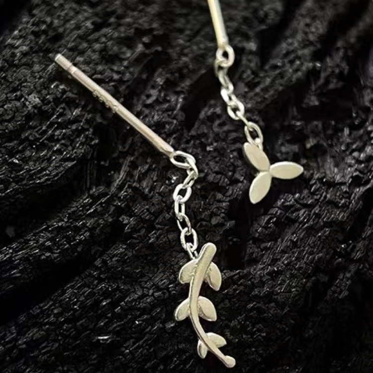 Three Leaf Lucky Grass Ear Thread, Women's Earnail Earrings, Internet Celebrity, Unique Design, Simplicity