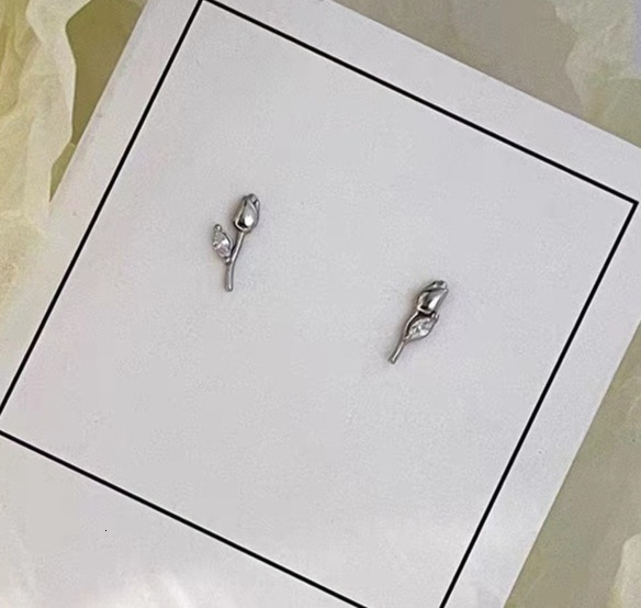 Pure sier needle tulip small women's earrings, fresh niche temperament, trend 2024