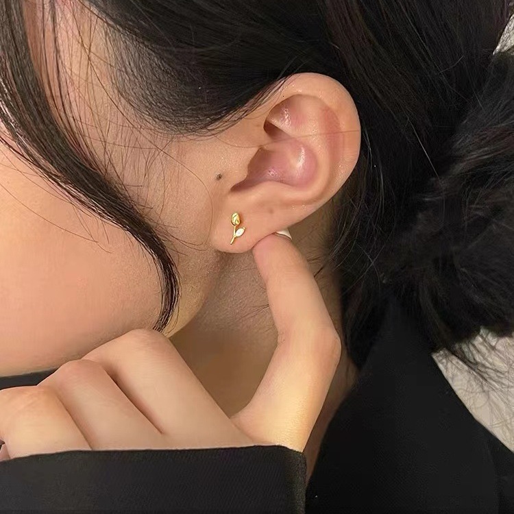 Pure sier needle tulip small women's earrings, fresh niche temperament, trend 2024
