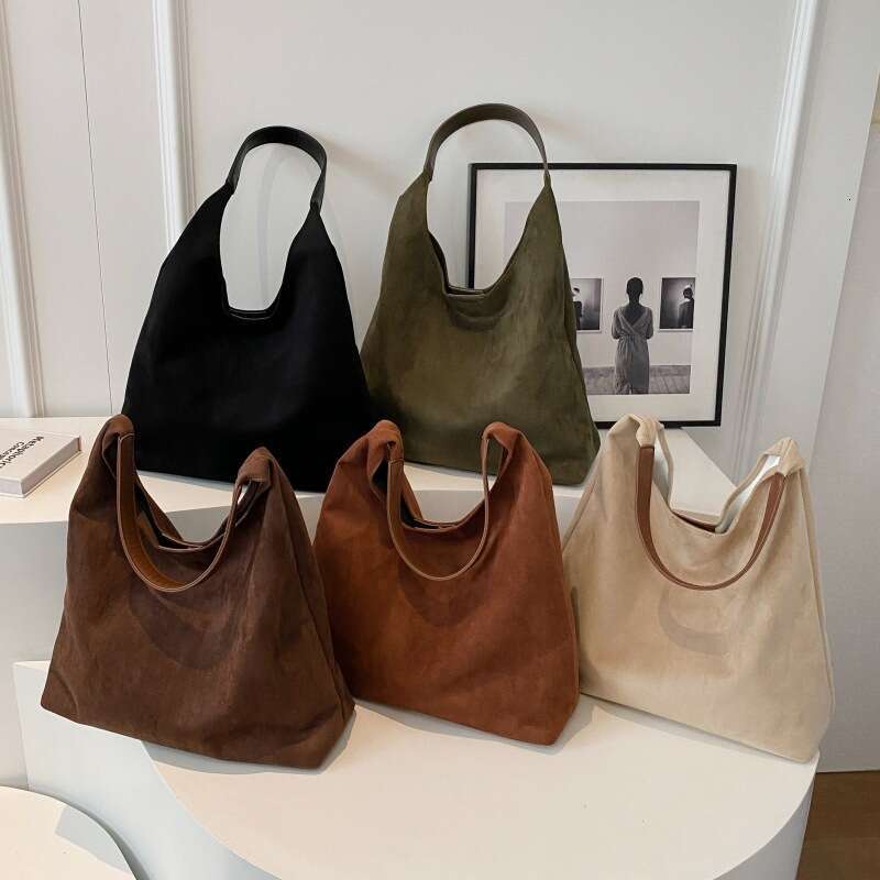 Korean version velvet for women 2024 new autumn and winter versatile shoulder bag, large capacity commuting tote bag trend