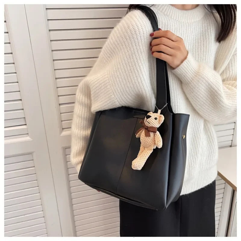 This years early autumn large capacity handbag womens retro shoulder bag high-end fashion bag 241008