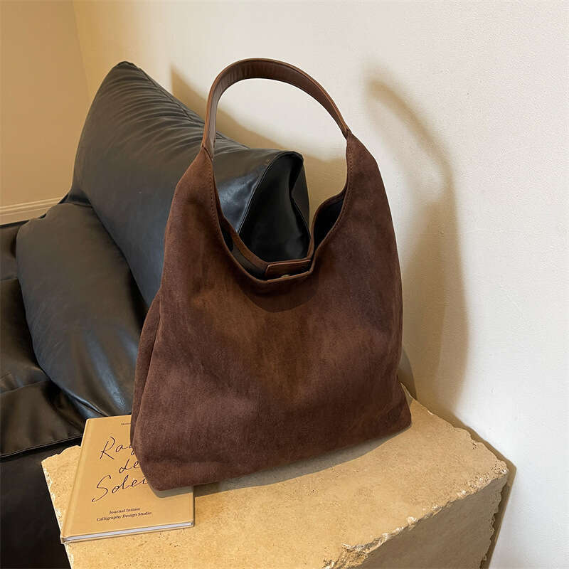 Korean version velvet for women 2024 new autumn and winter versatile shoulder bag, large capacity commuting tote bag trend