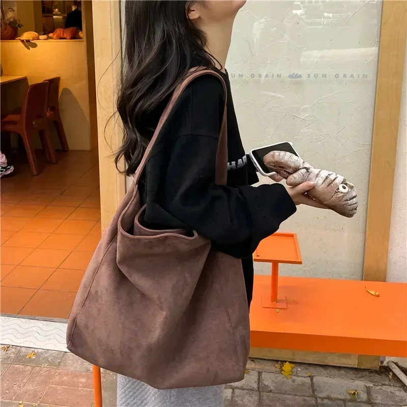 Wool material selling shoulder bag solid color buckle casual handbag large capacity soft and simple horizontal bag 241008