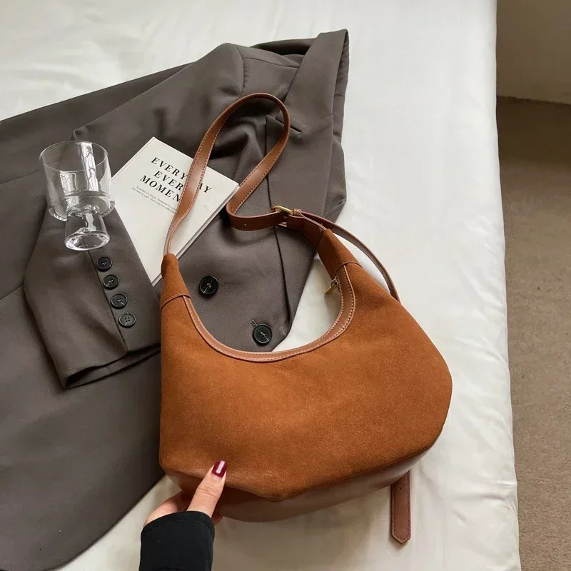 This years retro fashion womens garbage shoulder bag with a large capacity brings a relaxed feeling and a cross body bag 241008