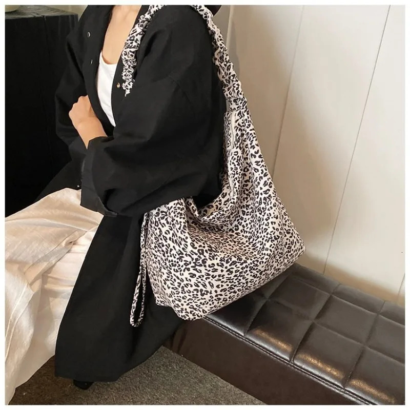 South Korean Leopard Print Bag Womens Large Capacity Lazy Wind Shoulder Handbag Student Relaxation Messenger Handbag 241008