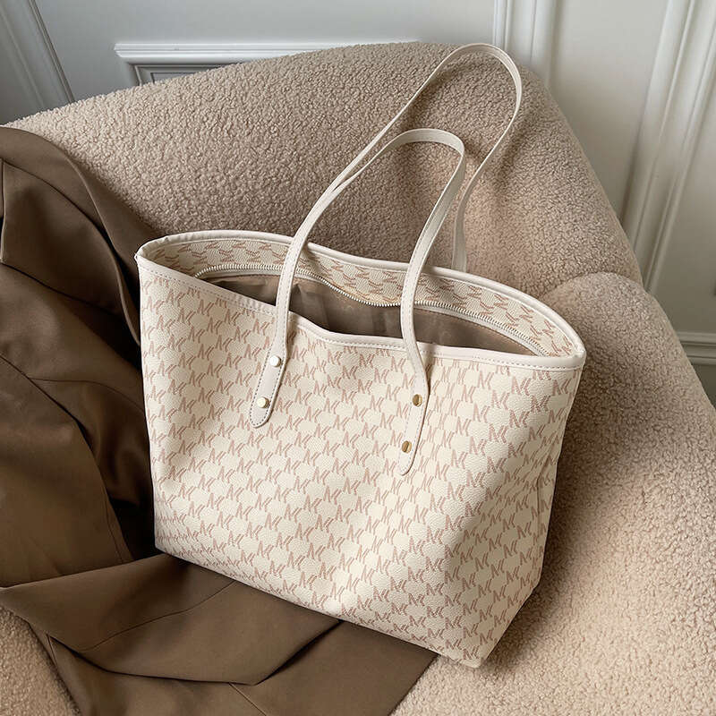 High-end Sense Large Capacity Bag Niche Commuter Bag Female 2024 New Fashion Texture Tote Bag Large Bag