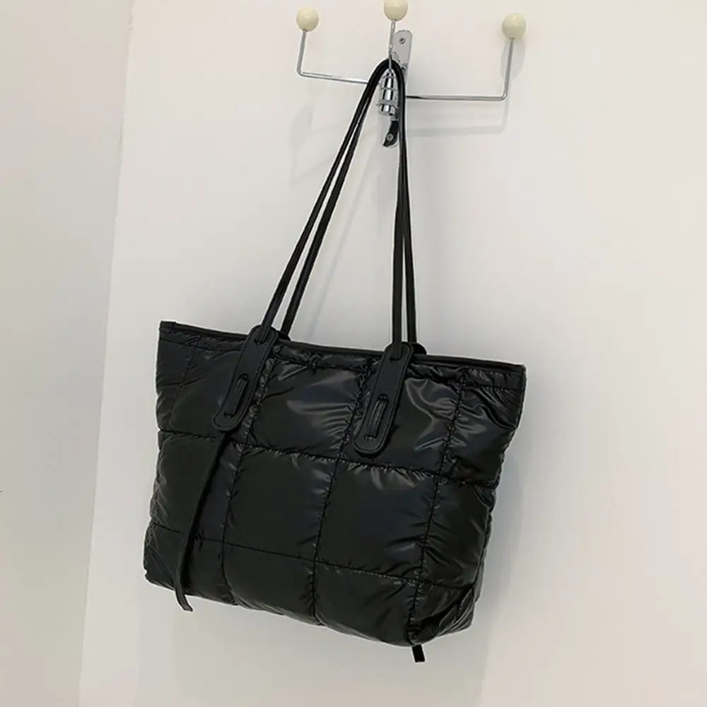 Womens large capacity winter cotton padded shoulder bag black handbag womens casual handbag fashionable travel handbag 241008