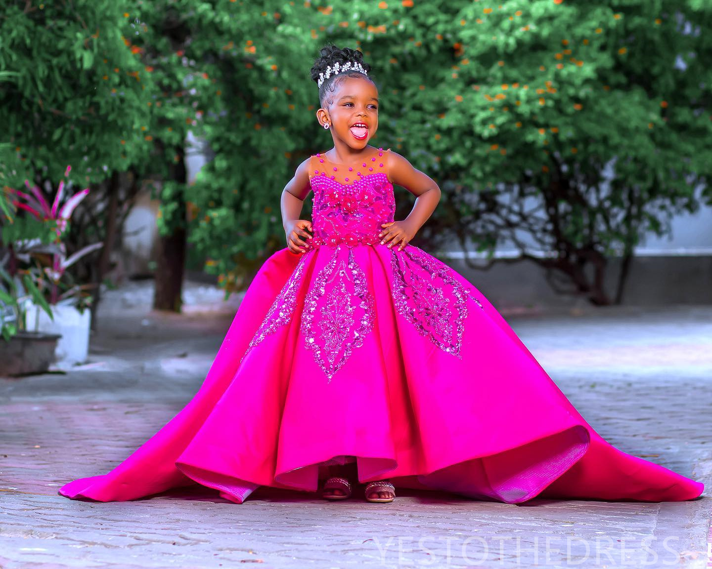 2024 Fuchsia Flower Girl Dresses Children Birthday Dress Illusion Sheer Neck Appliqued Beaded Lace Tiered Tulle Princess Queen Ball Gown For Marriage 