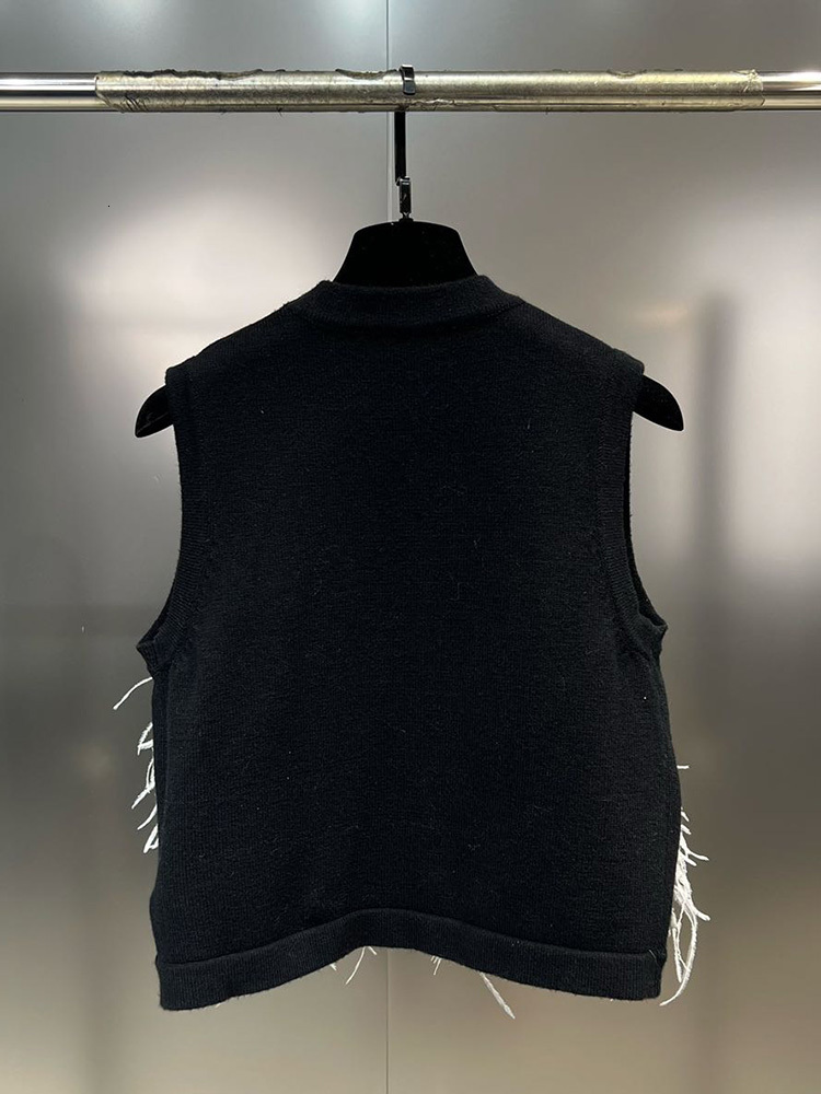 DEAT Fashion Women's Spliced Feather Knitted Vest 2023 Winter New V-Neck Sleeveless Single Breasted Waistcoat Female 11Xx7223