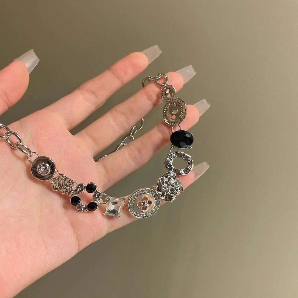Y2k designer necklace sweet and cool white button necklace with retro and niche design high-end and exquisite collarbone chain light luxury necklace t