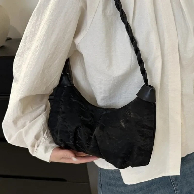 High value womens bag with large capacity this year casual handbag commuting armrest bag 241008