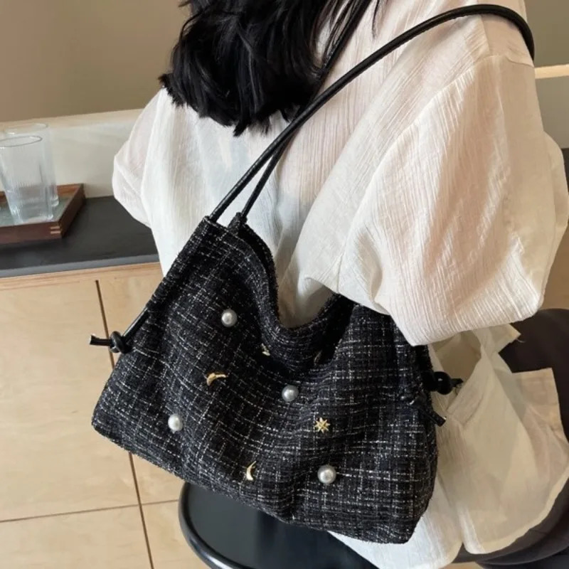 Large capacity commuting bag womens shoulder bag this years premium daily paradigm portable handbag 241008