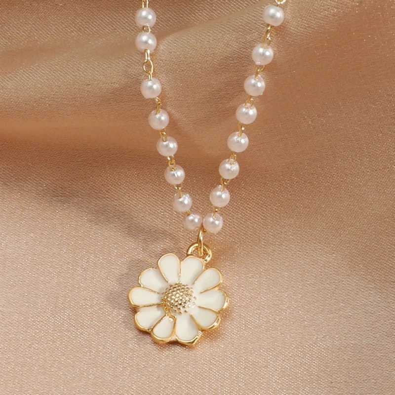 Bohemian Pearl Daisy Pendant Necklaces For Women Jewelry New Trend Cute Butterfly Flower Pearl Chain Choker Girl GiftX241009