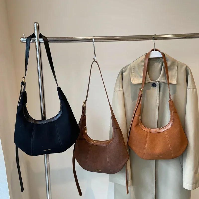 This years retro fashion womens garbage shoulder bag with a large capacity brings a relaxed feeling and a cross body bag 241008