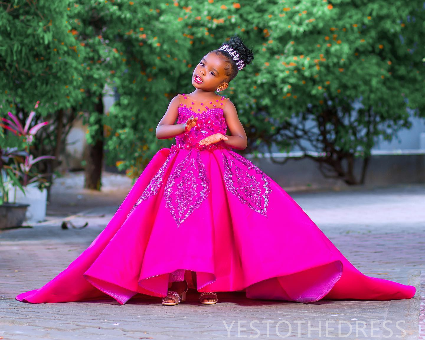 2024 Fuchsia Flower Girl Dresses Children Birthday Dress Illusion Sheer Neck Appliqued Beaded Lace Tiered Tulle Princess Queen Ball Gown For Marriage 