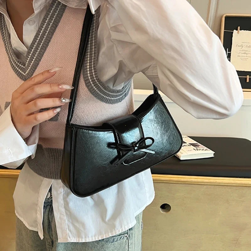 Advanced sensory retro womens underwear bag spring PU leather womens commuting shoulder bag solid small handbag 241008