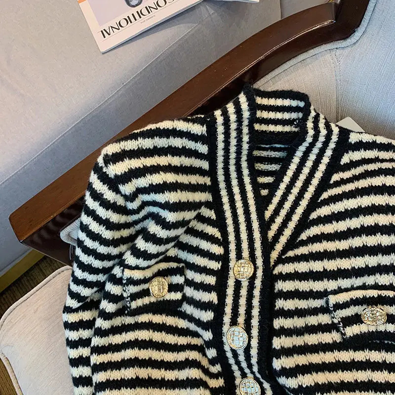Retro Port Flavor Striped Color Knit Cardigan Female Small Fragrant Wind Coat V Collar Sweater Loose Lazy Long Sleeves 241007