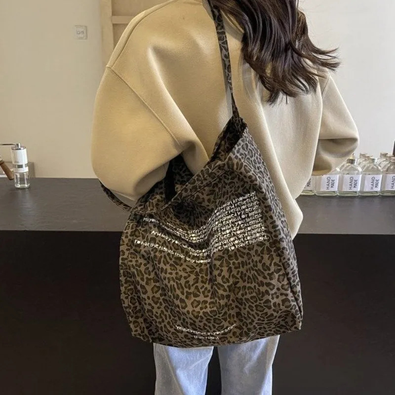 Autumn and winter large capacity womens bag Korean leopard print canvas shopping bag Ins casual lazy shoulder handbag 241008