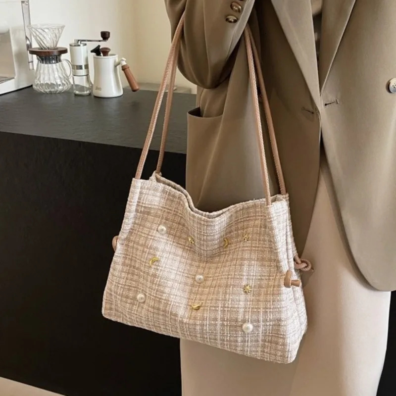 Large capacity commuting bag womens shoulder bag this years premium daily paradigm portable handbag 241008