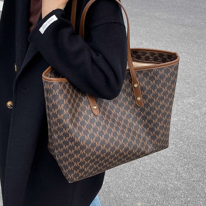 High-end Sense Large Capacity Bag Niche Commuter Bag Female 2024 New Fashion Texture Tote Bag Large Bag