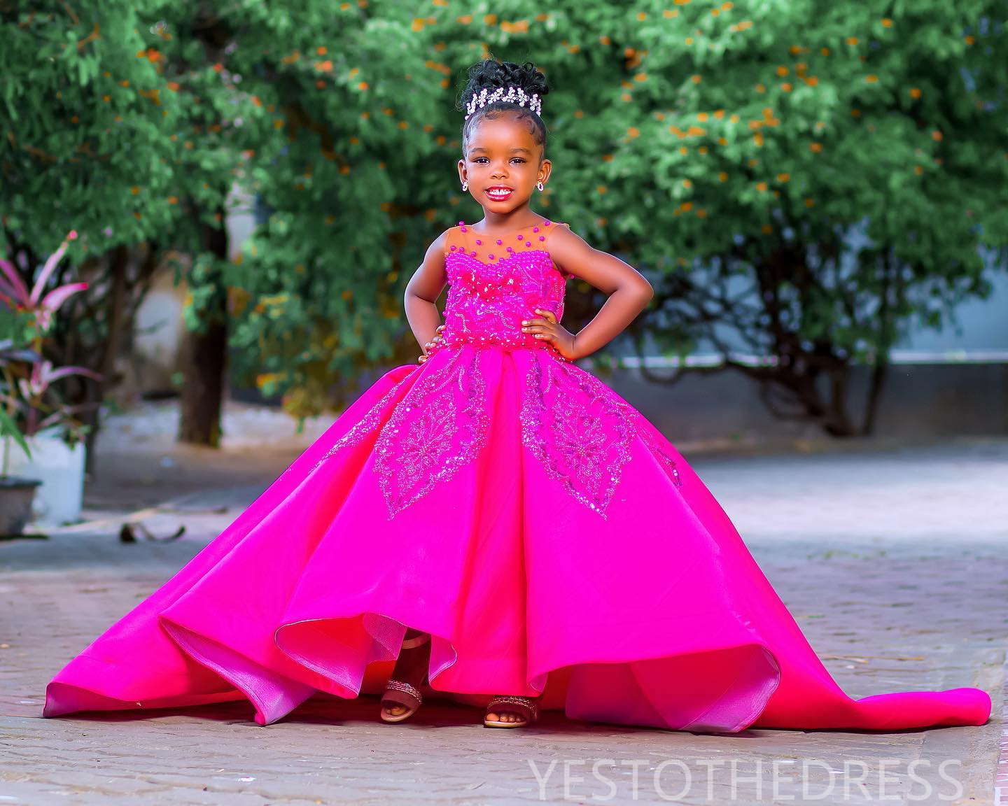 2024 Fuchsia Flower Girl Dresses Children Birthday Dress Illusion Sheer Neck Appliqued Beaded Lace Tiered Tulle Princess Queen Ball Gown For Marriage 