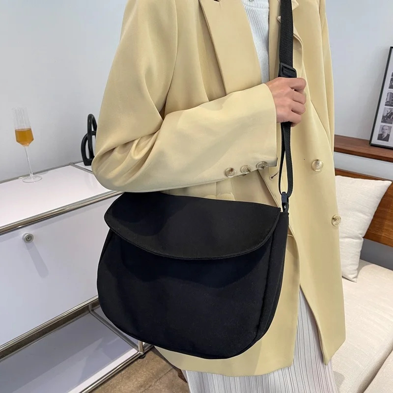 Solid color womens cross body bag simple womens shoulder bag waterproof nylon womens handbag fashionable messenger bag 241008