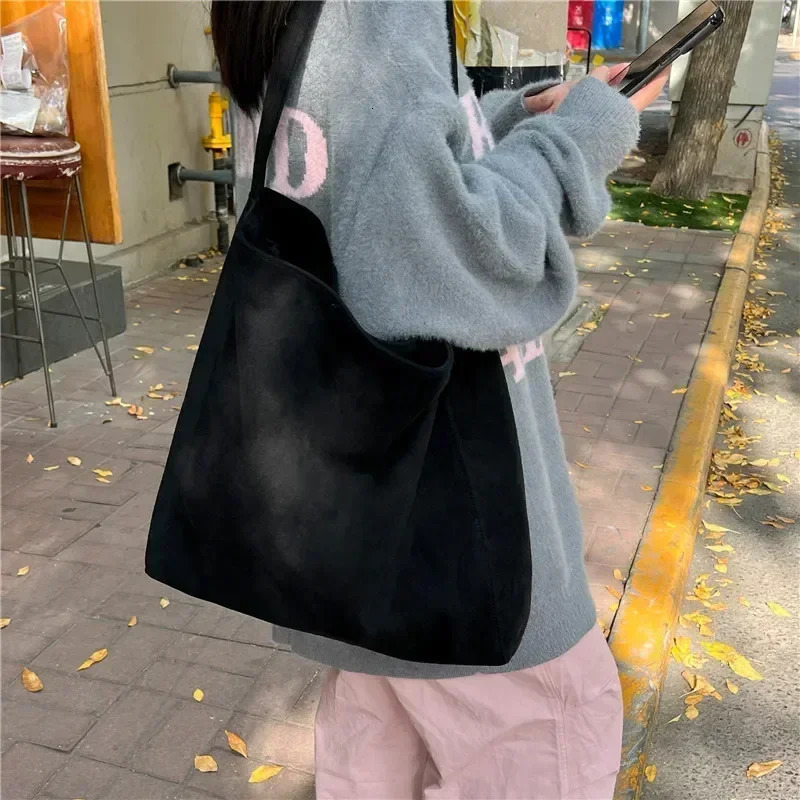 Wool material selling shoulder bag solid color buckle casual handbag large capacity soft and simple horizontal bag 241008