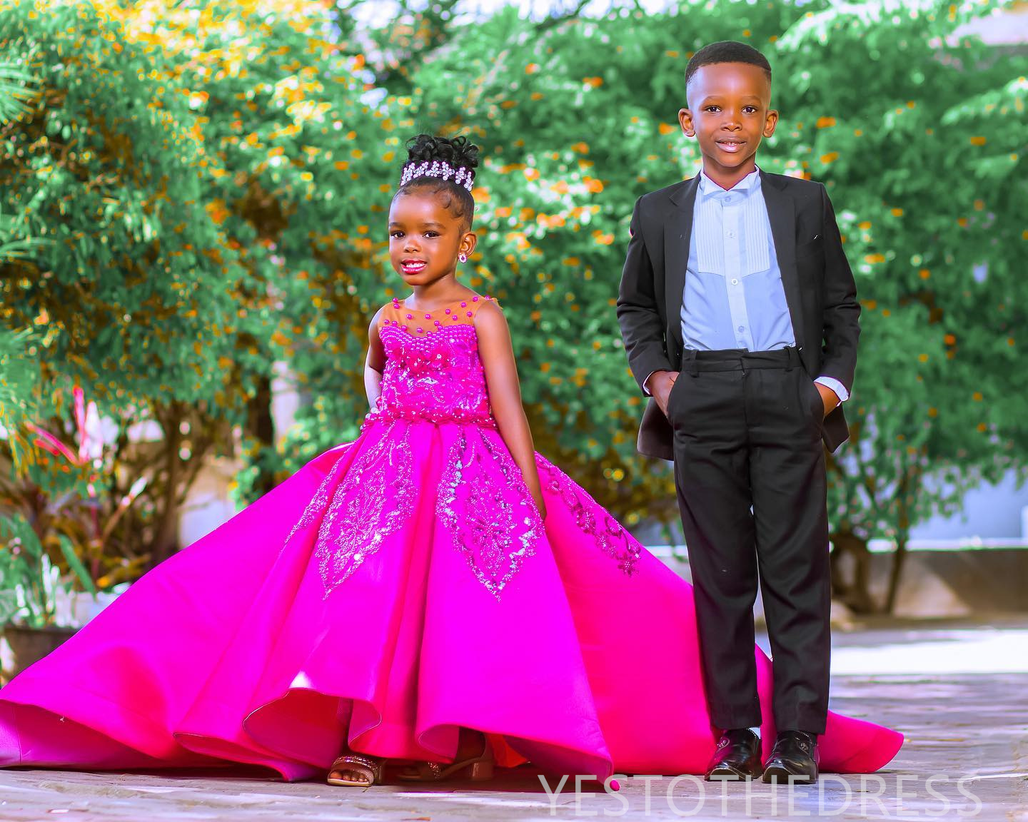 2024 Fuchsia Flower Girl Dresses Children Birthday Dress Illusion Sheer Neck Appliqued Beaded Lace Tiered Tulle Princess Queen Ball Gown For Marriage 